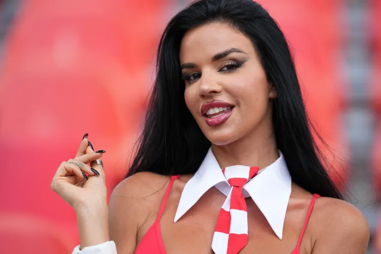Lijepe Hrvatice dovele atmosferu do usijanja, a svi su gledali &scaron;to Ivana Knoll ima na sebi