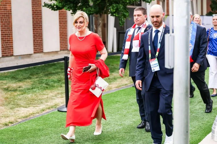Ne pamtimo ju u ovakvom izdanju: Kolinda zablistala kao nikad, a pogledajte tko je u pratnji