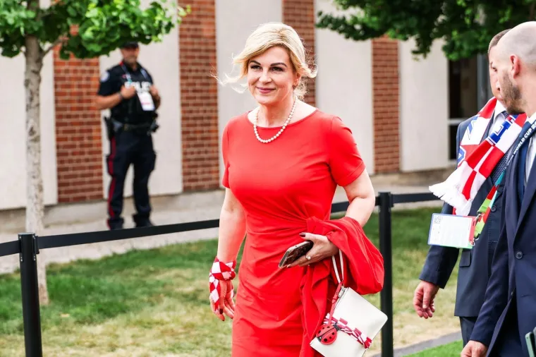 Ne pamtimo ju u ovakvom izdanju: Kolinda zablistala kao nikad, a pogledajte tko je u pratnji
