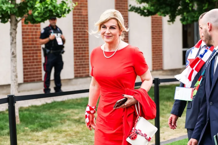 Ne pamtimo ju u ovakvom izdanju: Kolinda zablistala kao nikad, a pogledajte tko je u pratnji