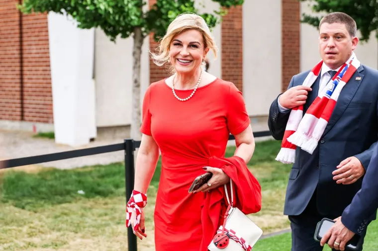 Ne pamtimo ju u ovakvom izdanju: Kolinda zablistala kao nikad, a pogledajte tko je u pratnji