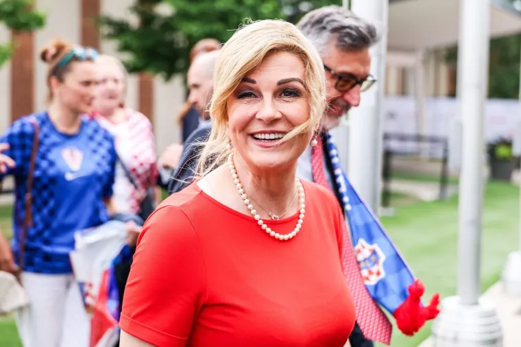 Ne pamtimo ju u ovakvom izdanju: Kolinda zablistala kao nikad, a pogledajte tko je u pratnji