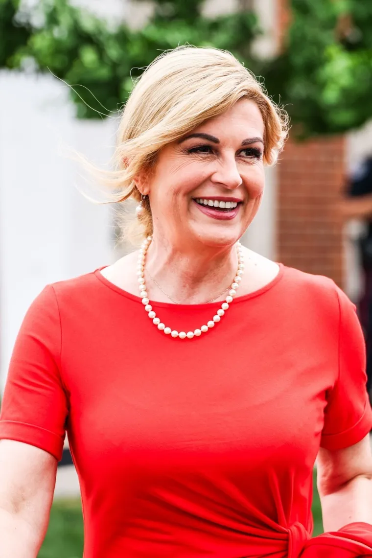 Ne pamtimo ju u ovakvom izdanju: Kolinda zablistala kao nikad, a pogledajte tko je u pratnji