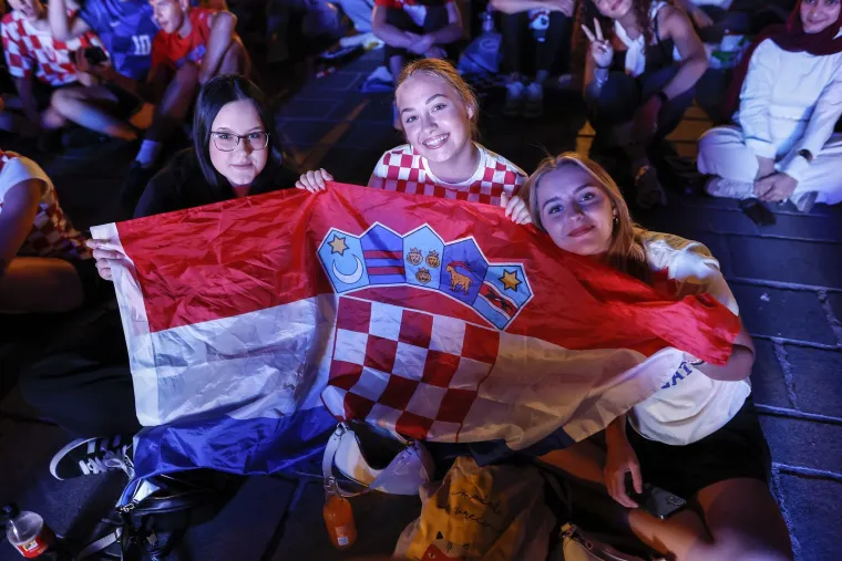 Zgodne legice u kockicama osvojile Tvrđu: Pogledajte kako je Osijek navijao do duboko u noć