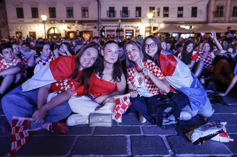 Zgodne legice u kockicama osvojile Tvrđu: Pogledajte kako je Osijek navijao do duboko u noć