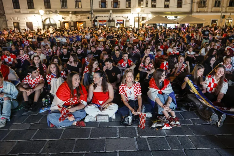 Zgodne legice u kockicama osvojile Tvrđu: Pogledajte kako je Osijek navijao do duboko u noć