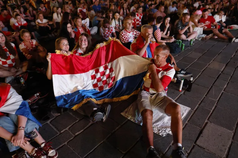 Zgodne legice u kockicama osvojile Tvrđu: Pogledajte kako je Osijek navijao do duboko u noć