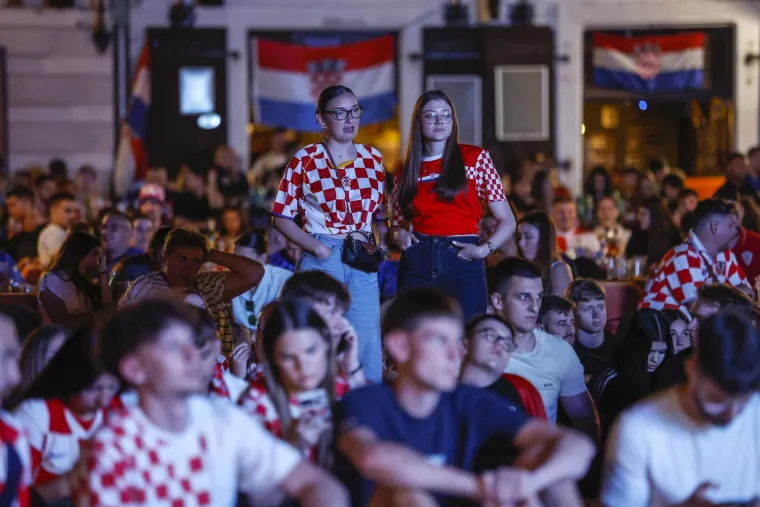 Zgodne legice u kockicama osvojile Tvrđu: Pogledajte kako je Osijek navijao do duboko u noć