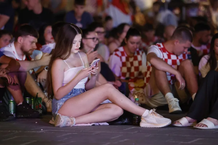 Zgodne legice u kockicama osvojile Tvrđu: Pogledajte kako je Osijek navijao do duboko u noć