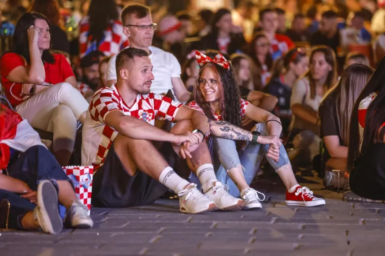 Zgodne legice u kockicama osvojile Tvrđu: Pogledajte kako je Osijek navijao do duboko u noć