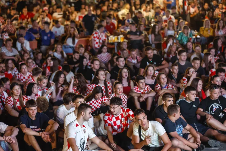 Zgodne legice u kockicama osvojile Tvrđu: Pogledajte kako je Osijek navijao do duboko u noć