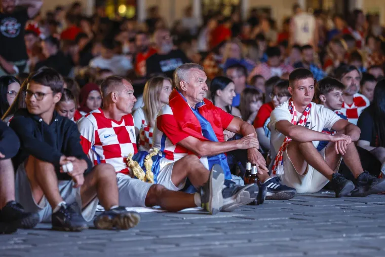 Zgodne legice u kockicama osvojile Tvrđu: Pogledajte kako je Osijek navijao do duboko u noć