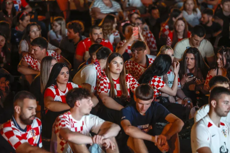 Zgodne legice u kockicama osvojile Tvrđu: Pogledajte kako je Osijek navijao do duboko u noć