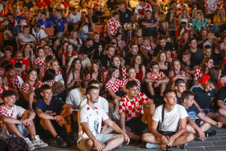 Zgodne legice u kockicama osvojile Tvrđu: Pogledajte kako je Osijek navijao do duboko u noć