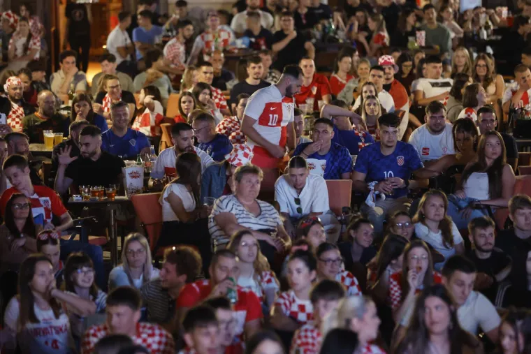 Zgodne legice u kockicama osvojile Tvrđu: Pogledajte kako je Osijek navijao do duboko u noć