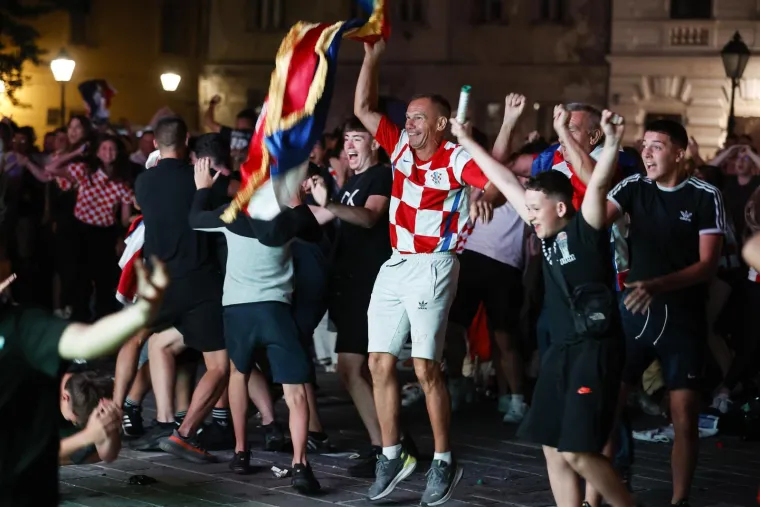 Zgodne legice u kockicama osvojile Tvrđu: Pogledajte kako je Osijek navijao do duboko u noć