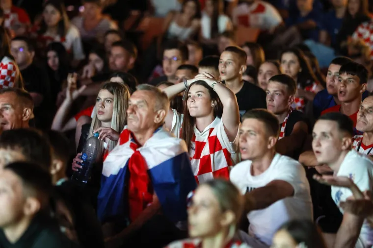 Zgodne legice u kockicama osvojile Tvrđu: Pogledajte kako je Osijek navijao do duboko u noć