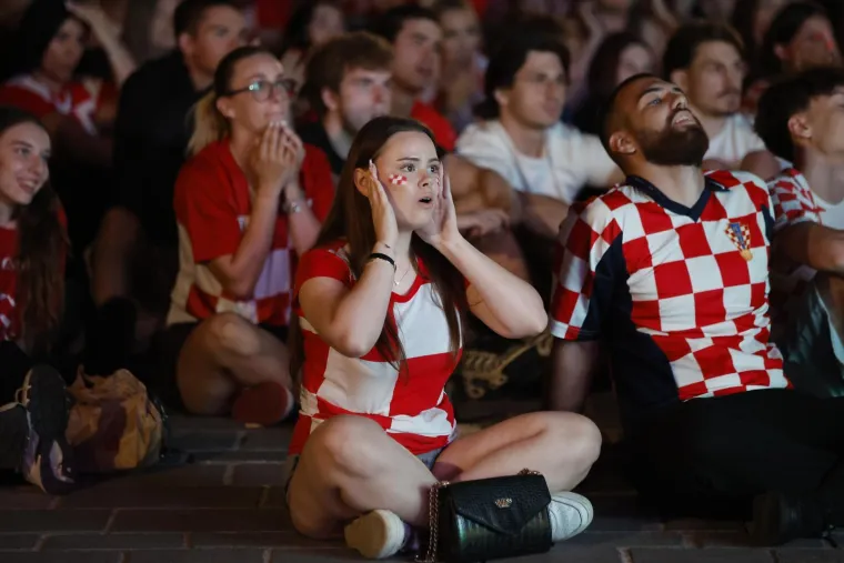 Zgodne legice u kockicama osvojile Tvrđu: Pogledajte kako je Osijek navijao do duboko u noć