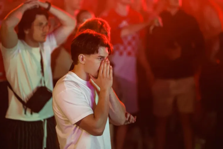 Zgodne legice u kockicama osvojile Tvrđu: Pogledajte kako je Osijek navijao do duboko u noć