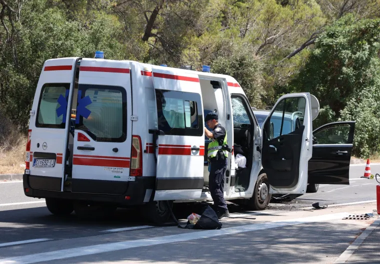 Frontalni sudar Mercedesa i sanitetskog vozila: Objavljeni detalji nesreće