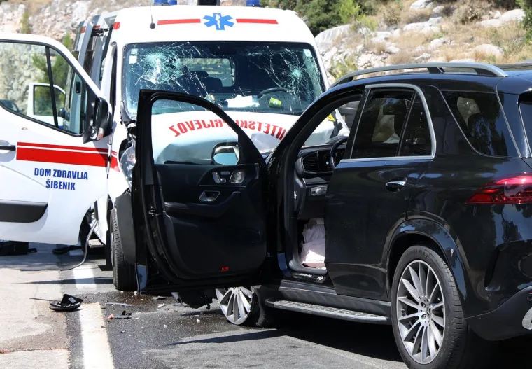 Frontalni sudar Mercedesa i sanitetskog vozila: Objavljeni detalji nesreće