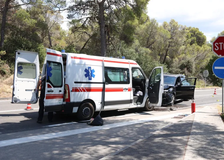 Frontalni sudar Mercedesa i sanitetskog vozila: Objavljeni detalji nesreće