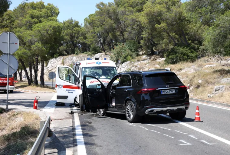 Frontalni sudar Mercedesa i sanitetskog vozila: Objavljeni detalji nesreće