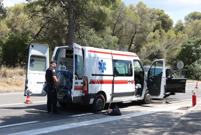 Frontalni sudar Mercedesa i sanitetskog vozila: Objavljeni detalji nesreće