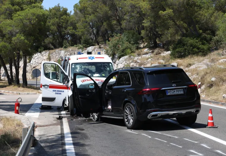 Frontalni sudar Mercedesa i sanitetskog vozila: Objavljeni detalji nesreće