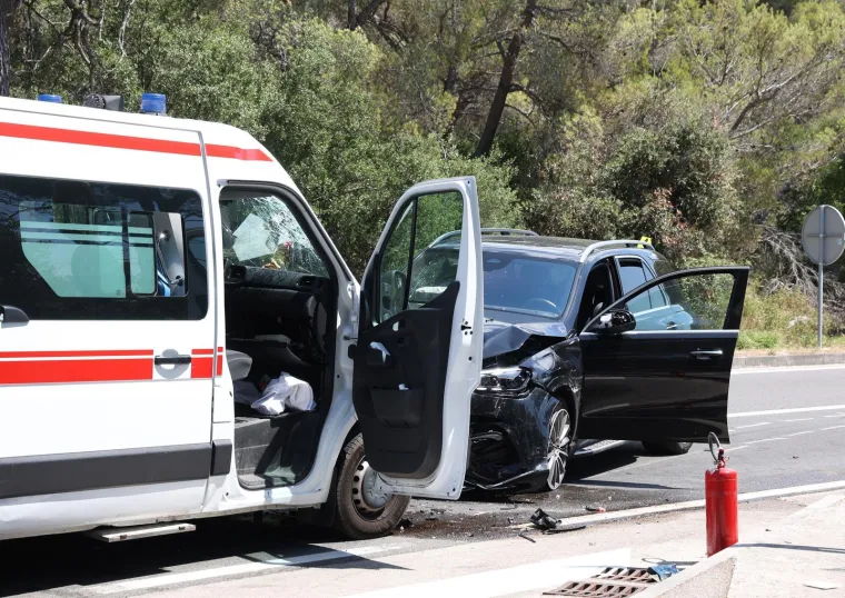 Frontalni sudar Mercedesa i sanitetskog vozila: Objavljeni detalji nesreće