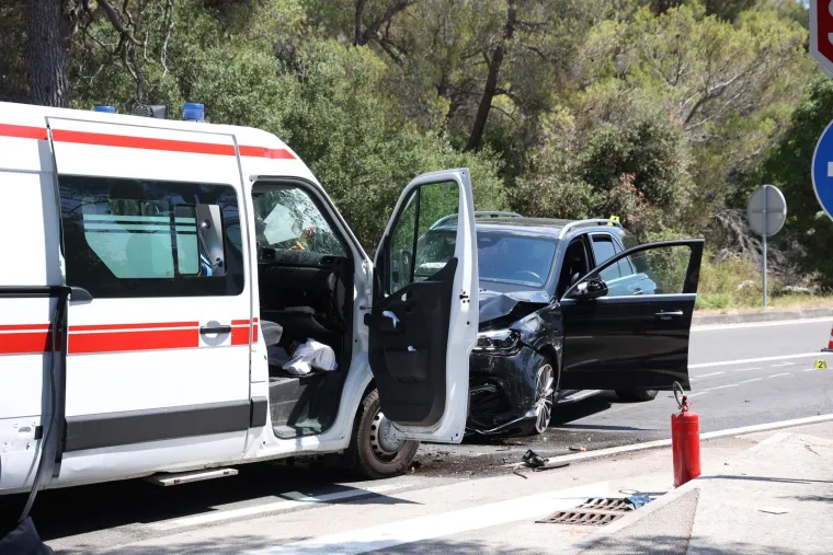 Frontalni sudar Mercedesa i sanitetskog vozila: Objavljeni detalji nesreće