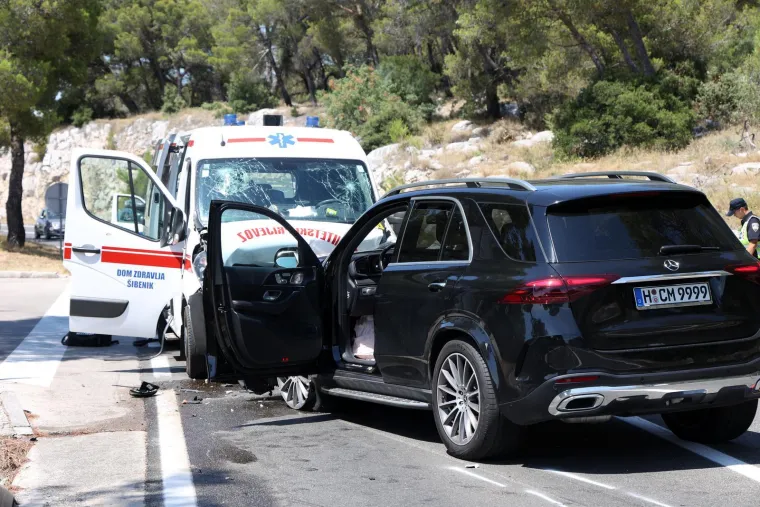 Frontalni sudar Mercedesa i sanitetskog vozila: Objavljeni detalji nesreće