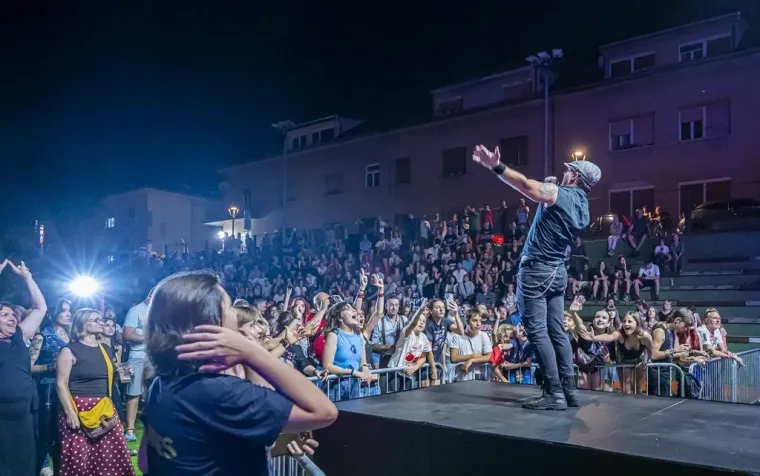 Crveni top, mini suknja i visoki rep: Na festivalu u &Scaron;ancu svima je za oko zapela jedna plavu&scaron;a