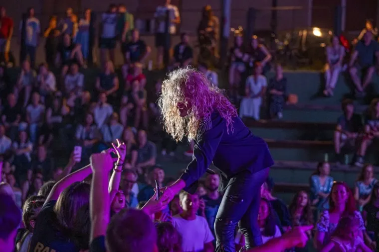 Crveni top, mini suknja i visoki rep: Na festivalu u &Scaron;ancu svima je za oko zapela jedna plavu&scaron;a
