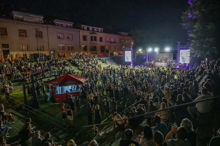 Crveni top, mini suknja i visoki rep: Na festivalu u &Scaron;ancu svima je za oko zapela jedna plavu&scaron;a