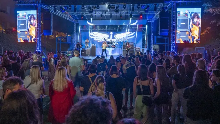 Crveni top, mini suknja i visoki rep: Na festivalu u &Scaron;ancu svima je za oko zapela jedna plavu&scaron;a