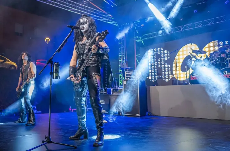 Crveni top, mini suknja i visoki rep: Na festivalu u &Scaron;ancu svima je za oko zapela jedna plavu&scaron;a