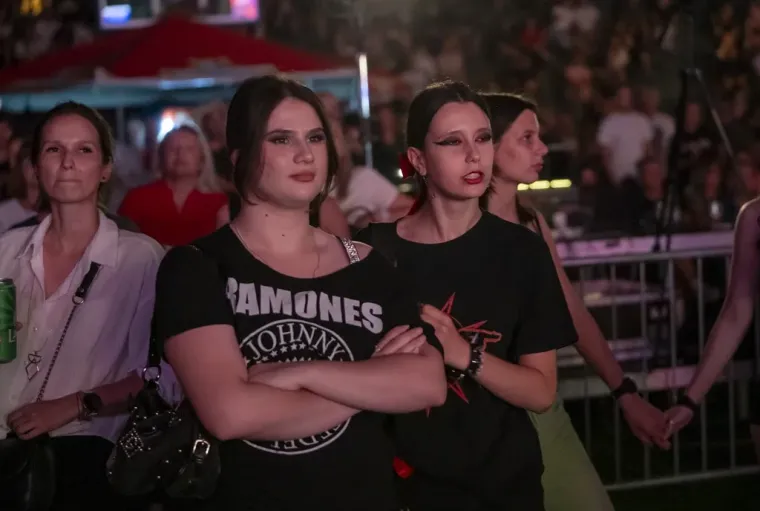 Crveni top, mini suknja i visoki rep: Na festivalu u &Scaron;ancu svima je za oko zapela jedna plavu&scaron;a