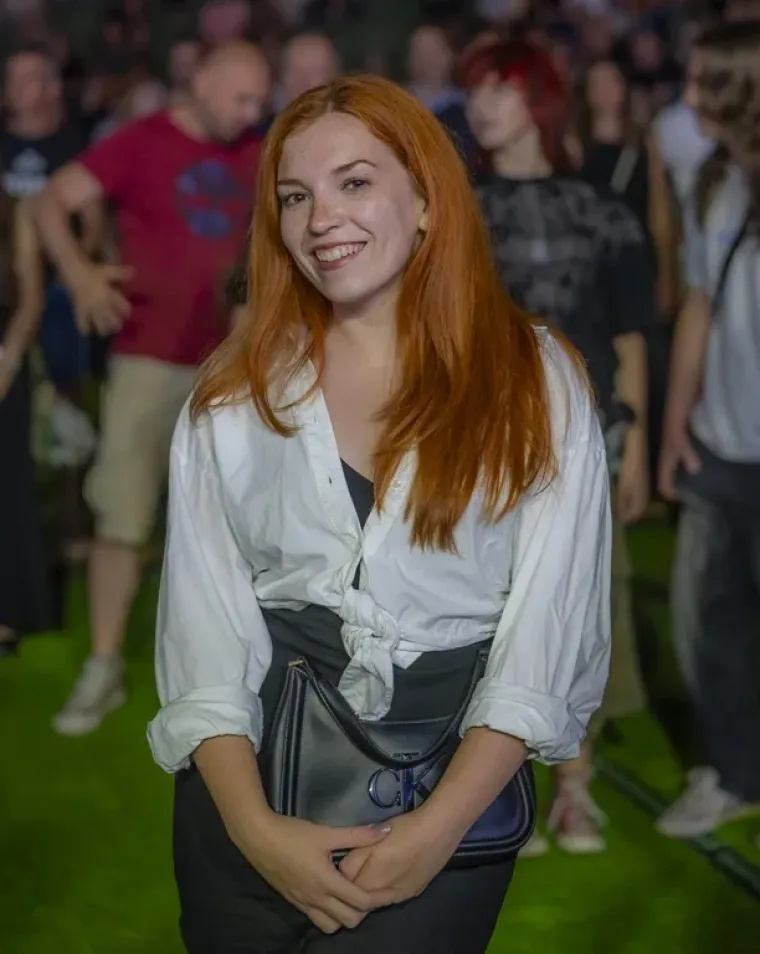 Crveni top, mini suknja i visoki rep: Na festivalu u &Scaron;ancu svima je za oko zapela jedna plavu&scaron;a