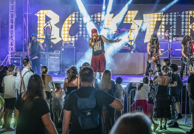 Crveni top, mini suknja i visoki rep: Na festivalu u &Scaron;ancu svima je za oko zapela jedna plavu&scaron;a