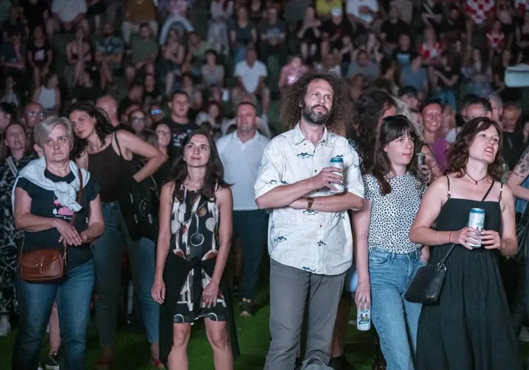 Crveni top, mini suknja i visoki rep: Na festivalu u &Scaron;ancu svima je za oko zapela jedna plavu&scaron;a