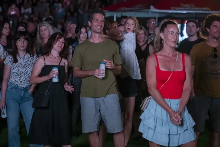 Crveni top, mini suknja i visoki rep: Na festivalu u &Scaron;ancu svima je za oko zapela jedna plavu&scaron;a
