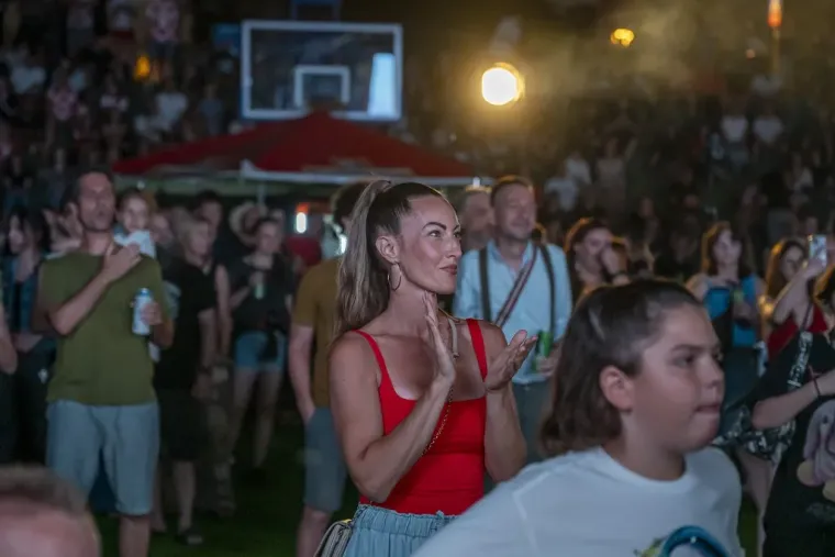 Crveni top, mini suknja i visoki rep: Na festivalu u &Scaron;ancu svima je za oko zapela jedna plavu&scaron;a