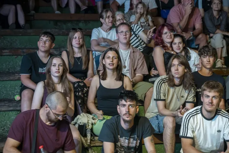 Crveni top, mini suknja i visoki rep: Na festivalu u &Scaron;ancu svima je za oko zapela jedna plavu&scaron;a