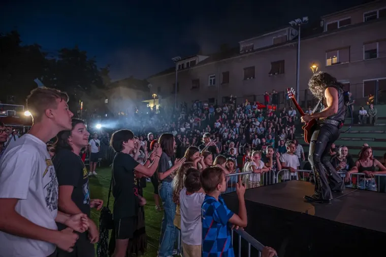 Crveni top, mini suknja i visoki rep: Na festivalu u &Scaron;ancu svima je za oko zapela jedna plavu&scaron;a