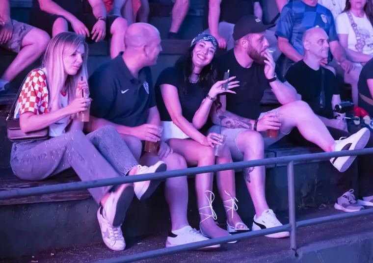 Crveni top, mini suknja i visoki rep: Na festivalu u &Scaron;ancu svima je za oko zapela jedna plavu&scaron;a
