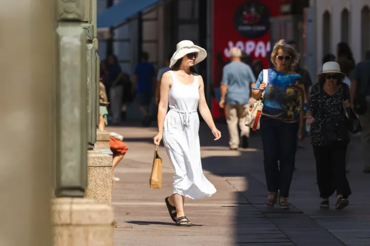 Ljepotice preplavile &scaron;picu, no jedna djevojka u kombinezonu s izrezom bila je glavna atrakcija