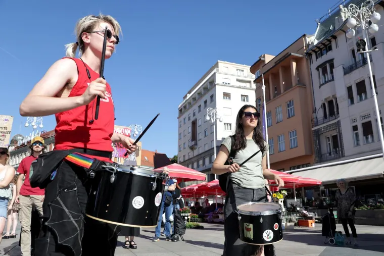 Jedni kleče, drugi bubnjaju! Stigla je ta subota u mjesecu, pogledajte sukob dvije Hrvatske