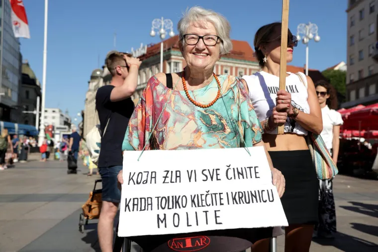 Jedni kleče, drugi bubnjaju! Stigla je ta subota u mjesecu, pogledajte sukob dvije Hrvatske