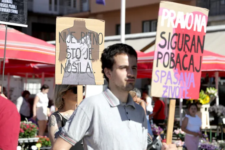 Jedni kleče, drugi bubnjaju! Stigla je ta subota u mjesecu, pogledajte sukob dvije Hrvatske